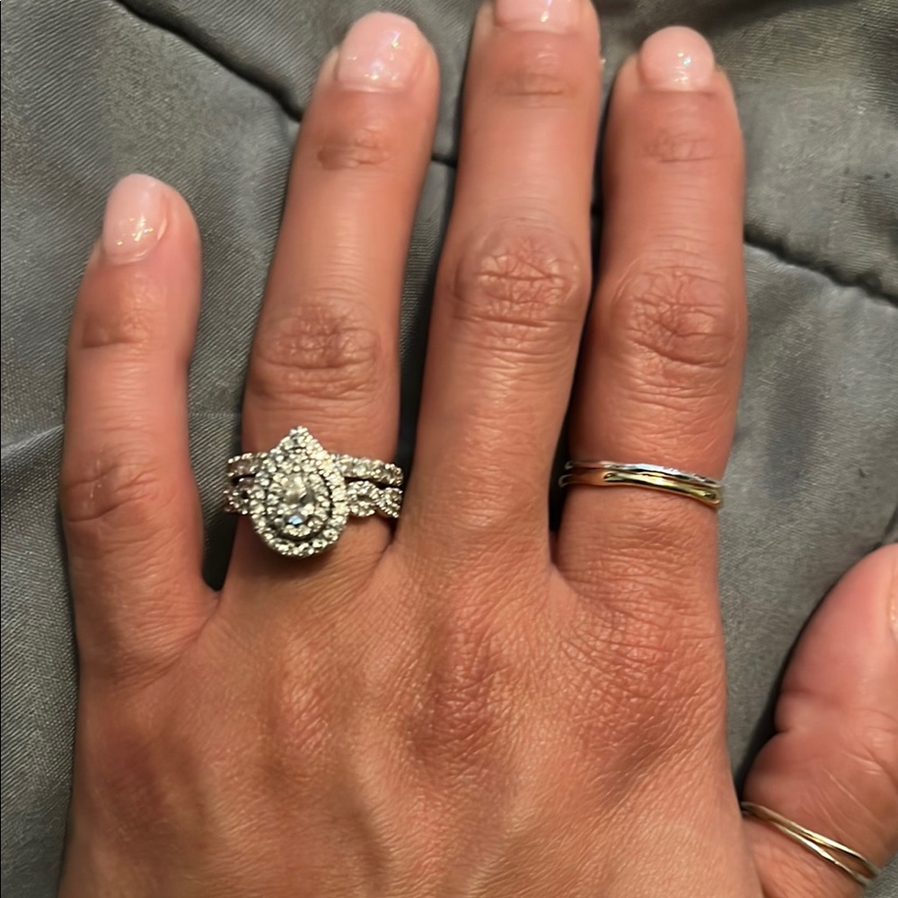 Elegant white gold Teardrop Ring Set